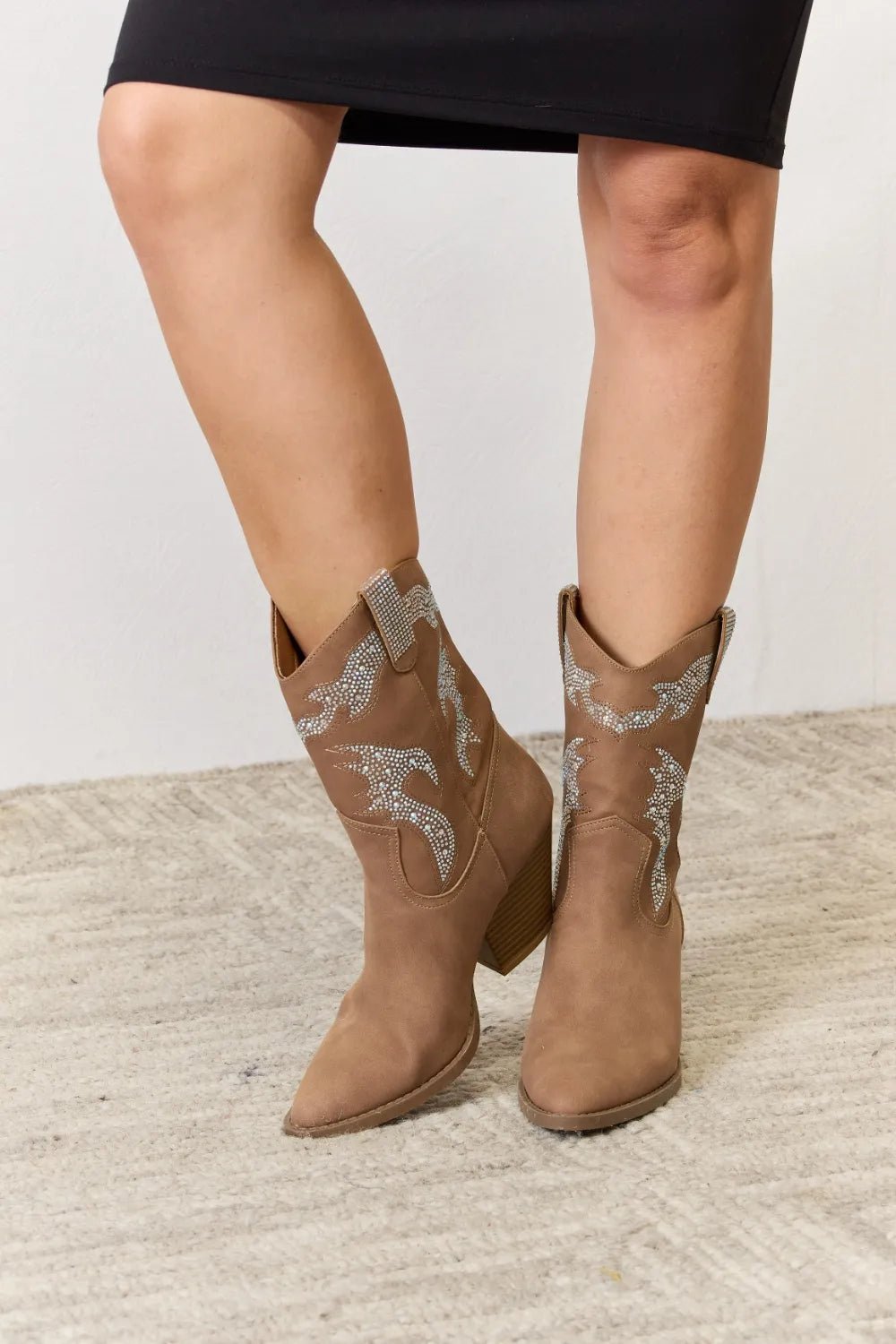 Low heel detail on women's rhinestone western boots